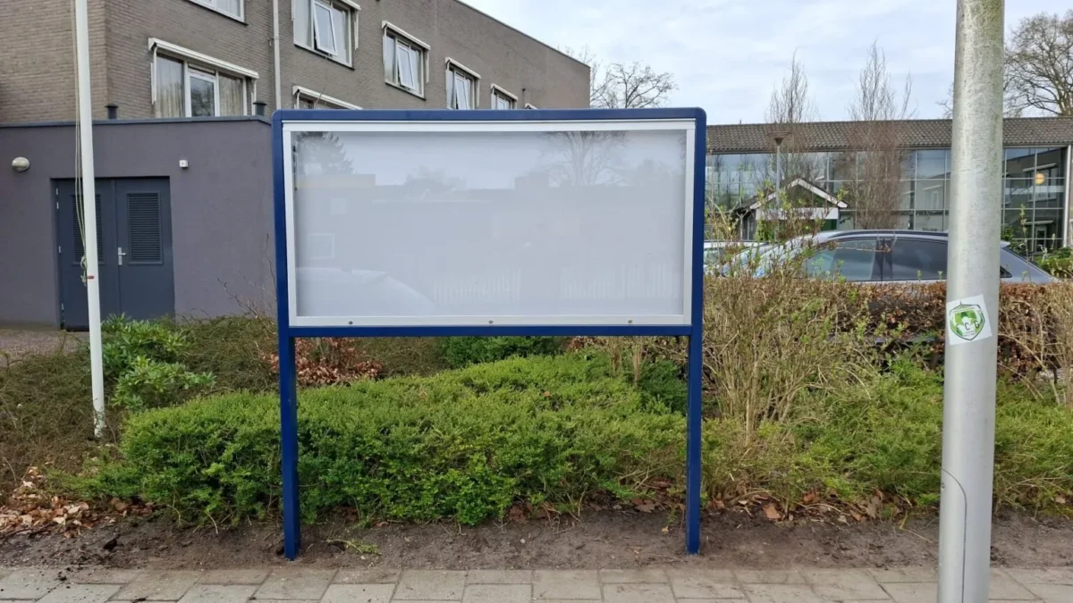 Informatiebord buiten kopen? Praktische kooptips 4 Blauw gecoat informatiebord buiten geleverd en gemonteerd in Stadskanaal